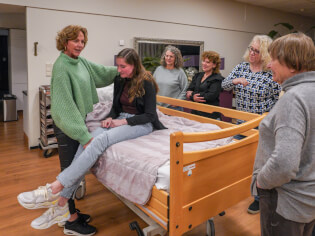 Hoe verzorg ik iemand thuis